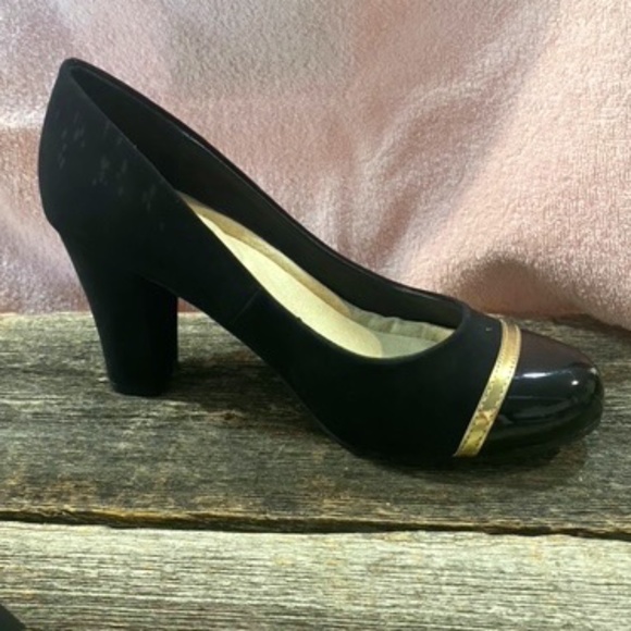 Black and Gold Closed toe Pumps - Picture 1 of 14